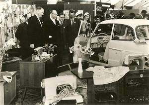Burgemeester Smulders wordt in 1960 rondgeleid door voorzitter Cees Vernooij tijdens de eerste activiteit van Stichting WAC: de H60 huishoudbeurs.