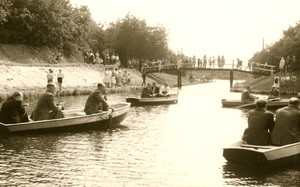Tijdens een bijzondere raadsvergadering op het water van De Bergen wordt de exploitatie van het recreatiepark op 17 juni 1961 overgedragen aan Stichting WAC.