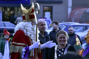 Sinterklaas wordt ontvangen door burgemeester Sijbers en voorzitter Wim Theuws van Stichting WAC. 